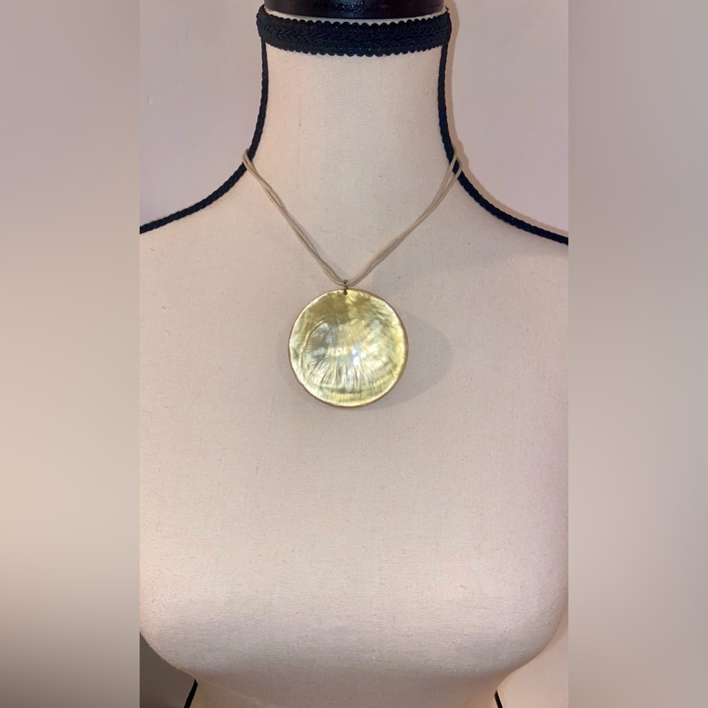 2 for 30$ Women’s vintage flat round‎ natural golden shell pendant necklace